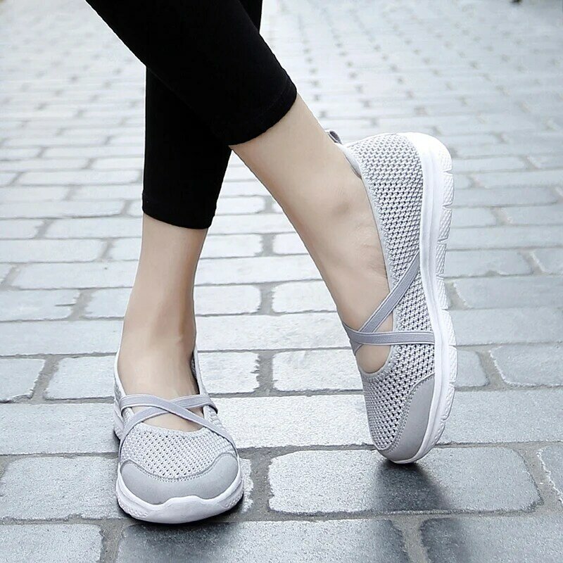 STRONGSHEN sepatu datar wanita, sneaker jala bernafas anti Slip kasual berlubang untuk perempuan musim panas