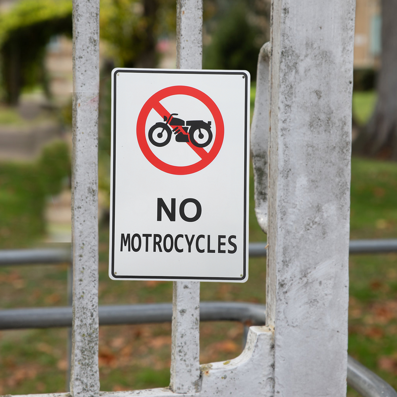 ป้ายเตือนความปลอดภัยบนท้องถนนสำหรับรถจักรยานยนต์ตกแต่งผนังเหล็กไม่มีบุตรธุรกิจ
