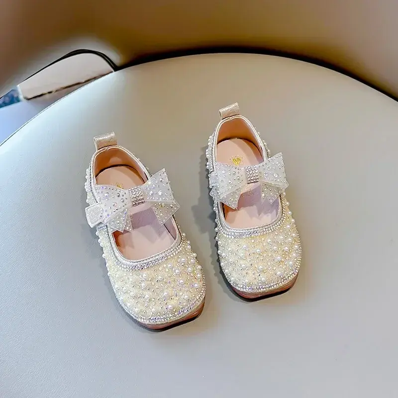Dziewczęce urocze kokardki Temperament buty księżniczki 2024 wiosna nowe mody Rhinestone perłowe dziewczęce skórzane buty na wesele pokaz