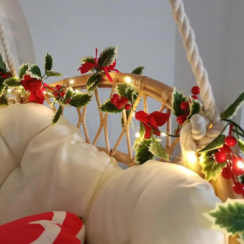 البونسيتة الاصطناعية جارلاند مصابيح مرتبة على شكل شرائط للزينة مع التوت الأحمر الروطان لزينة عيد الميلاد ، تعمل البطارية