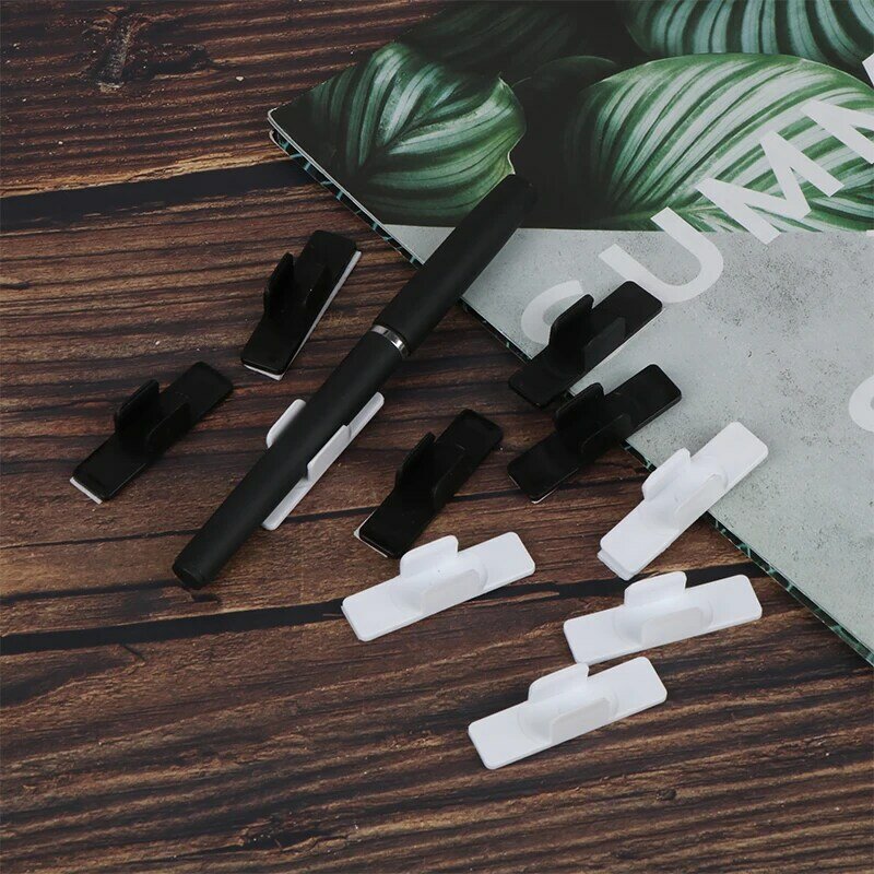 10ชิ้นที่ใส่ปากกามีกาวในตัวคลิปพลาสติกที่ใส่ปากกาตั้งโต๊ะแบบยึดติดสำหรับโน้ตบุ๊คสไตลัสคลิปดินสอ