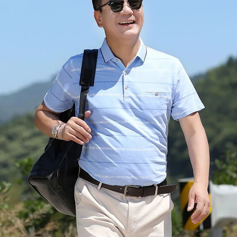 Baju Polo lengan pendek pria, atasan lengan pendek antilembap kasual pintar motif garis-garis kerah Lapel tipis longgar mode baru musim panas