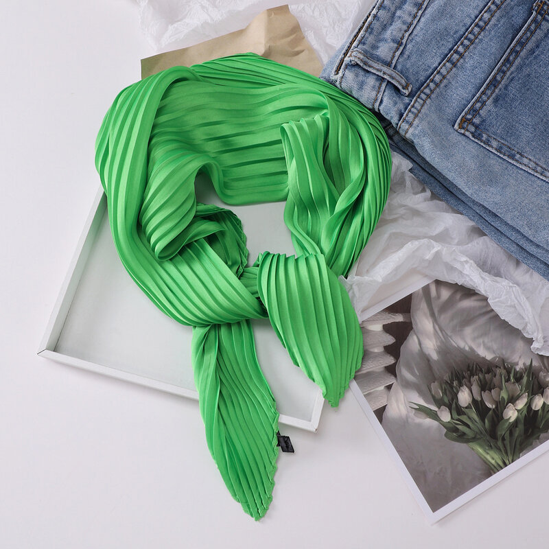 シルクプリーツクリールドヘアスカーフ、小さな正方形のスカーフ、装飾的なヘッドスカーフ、サテンネッカチーフ、ソフトネックウェアバンダナ