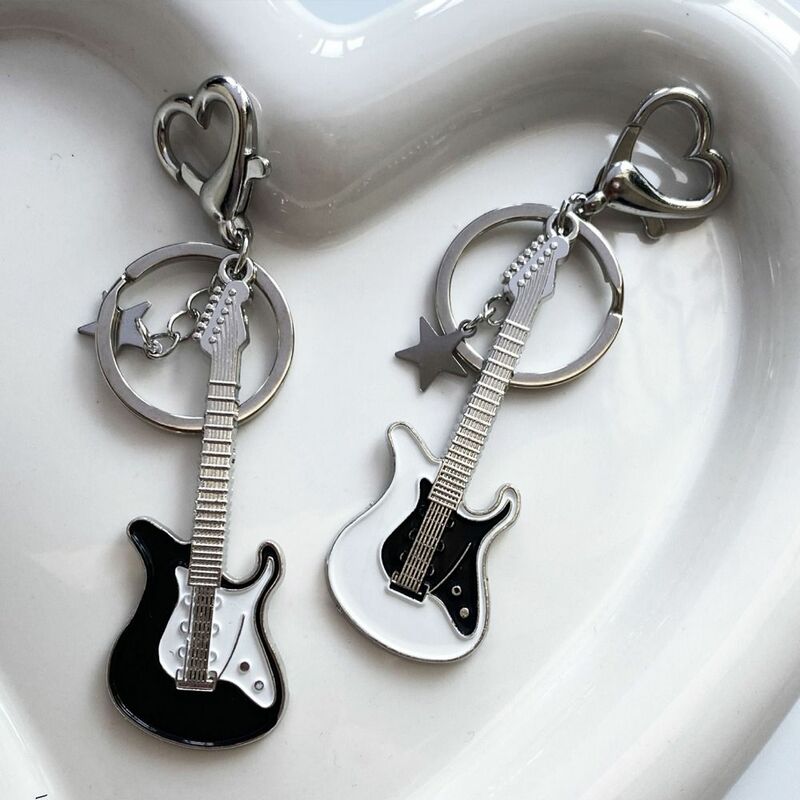 พวงกุญแจ Y2k อัลลอยน่ารัก liontin gitar คู่อุปกรณ์เสริมในรถยนต์ดีไซน์เฉพาะกลุ่มอุปกรณ์เสริมถุงพวงกุญแจกระเป๋าห่วงโซ่กระเป๋า