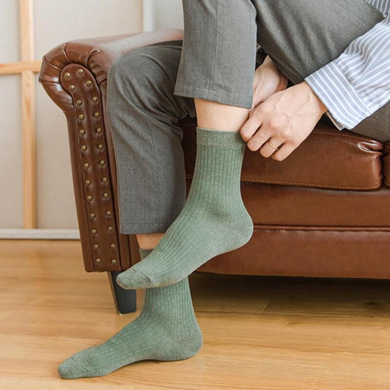 ถุงเท้าสามมิติลายทางแนวตั้งสำหรับผู้ชายถุงเท้าผ้าฝ้ายมีความยืดหยุ่นสูงสำหรับธุรกิจ