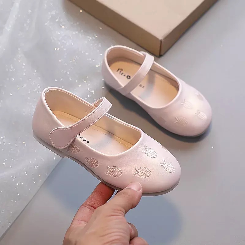 Ragazze coreane nuove scarpe da principessa di moda per bambini scarpe in pelle di carota ricamate per feste di matrimonio bambini dolci eleganti appartamenti