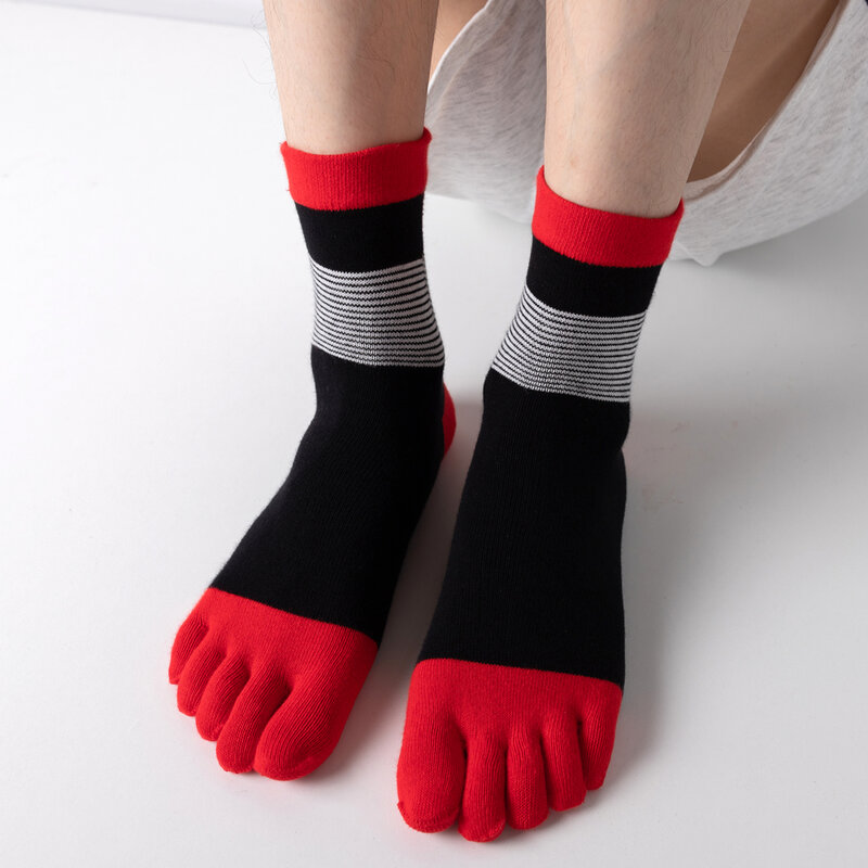 ถุงเท้าข้อกลางสำหรับผู้ชาย5คู่/ล็อตถุงเท้ากีฬาผ้าคอตตอนลายทางสีขาวดำถุงเท้าแนวฮาราจูกุแนวลำลองสำหรับวัยรุ่นมีความยาว5นิ้ว