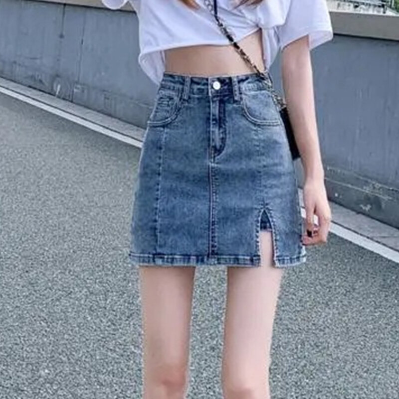 Rok pendek Denim pinggang tinggi wanita Korea rok pinggul ketat seksi musim panas wanita rok celana A-line wanita dengan rok celah 2024 baru