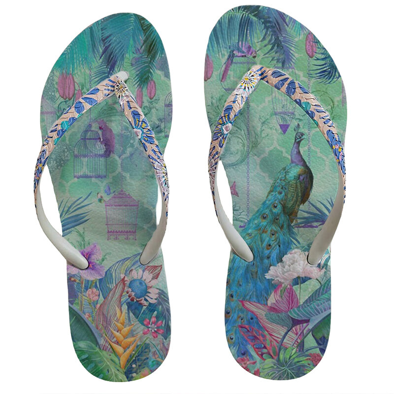 Le infradito con tacco piatto all'aperto di tendenza le donne indossano pantofole con tacchetti antiscivolo che nuotano scarpe da spiaggia in estate