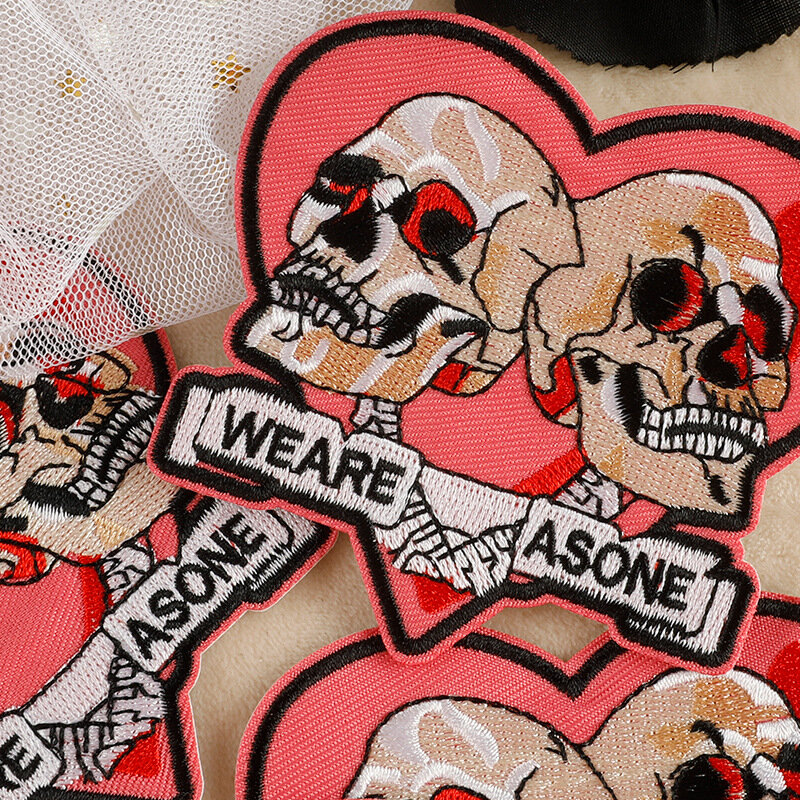 2024 Nowa naszywka z haftem DIY Punk Heart Skull Head Naklejka termoprzylepna Naszywki żelazko na naszywkach Torba materiałowa Akcesoria materiałowe