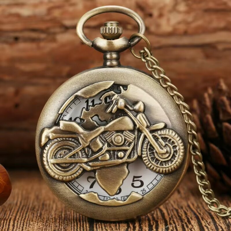男性と女性のためのブロンズのオートバイの懐中時計、ヨーロッパのレトロなクォーツ時計、フリップトップのエンボス加工のパンクスタイル