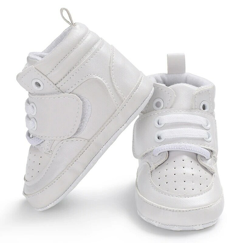 Sepatu bayi laki-laki perempuan baru lahir, sepatu kasual jalan pertama warna kulit PU sol lembut olahraga klasik sepatu pembaptisan warna putih