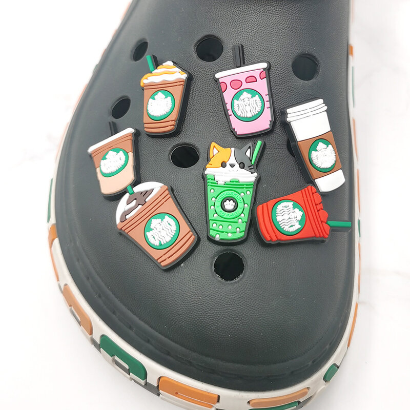 1個のpvc靴のバックルアクセサリーおかしいdiyカラフルな猫コーヒーカップ靴ボタン装飾jibzためワニ魅力の子供のギフト