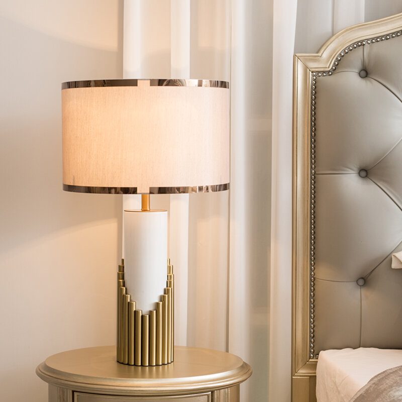 Lampada da comodino moderna e minimalista all'ingrosso per camera da letto lampada da tavolo decorativa con paralume in tessuto
