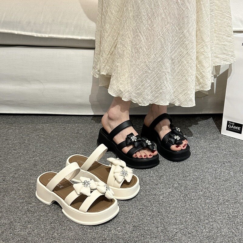 Zapatillas con diamantes de imitación y flores para mujer, zapatos antideslizantes de suela gruesa, a la moda, versátiles, con punta abierta, 2024