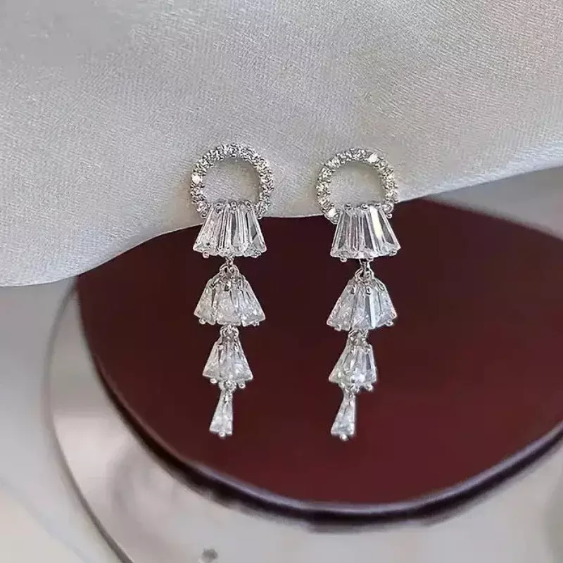 Orecchini pendenti lunghi scintillanti per le donne Luxury Cubic Zirconia ciondola i gioielli estetici dell'orecchio della festa nuziale nuovo