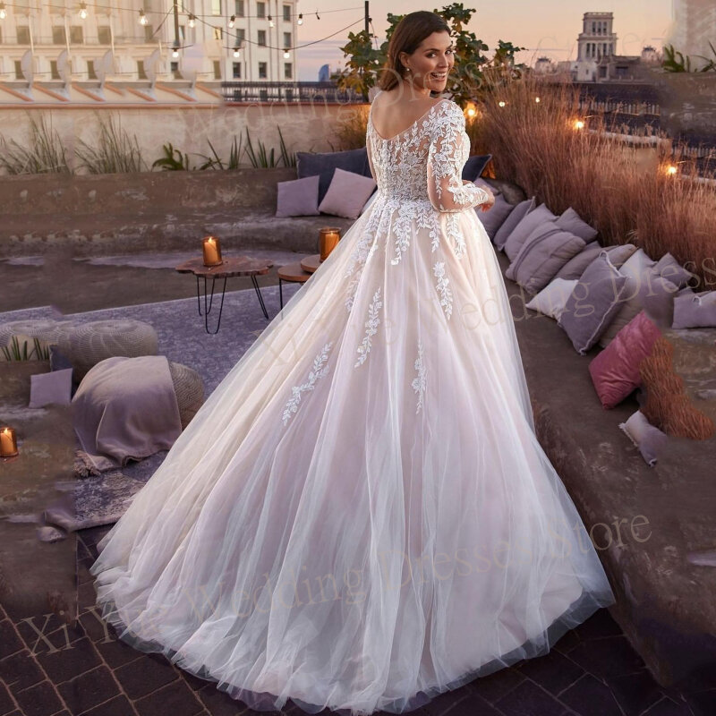 Nowoczesne eleganckie suknie ślubne z dekoltem w szpic urocza koronka aplikacje suknie panny młodej z długim guzik na rękawie tiulem iluzji De Novia