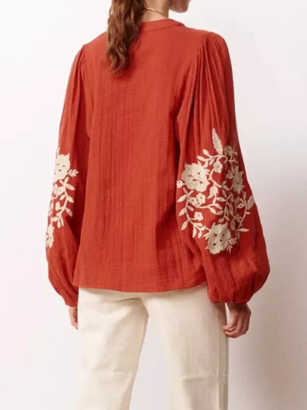 Женская однобортная рубашка с вышивкой, Повседневная Свободная красная блузка с V-образным вырезом и длинными рукавами-фонариками, уличная одежда, лето 2024