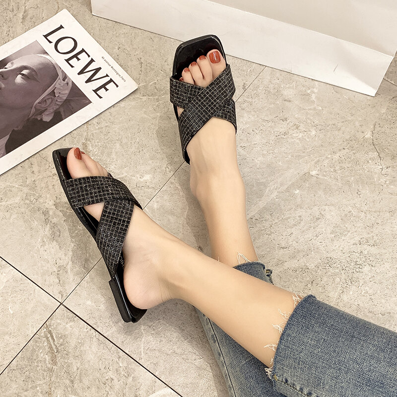Sandálias femininas de strass com cinta cruzada, sola plana antiderrapante, sapatos de praia, plus size 42, 2024