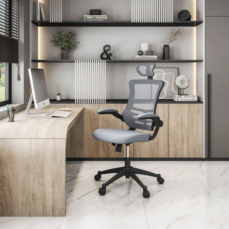 Nowoczesne srebrnoszare krzesło biurowe z wysokim oparciem i zagłówkiem oraz podnoszonymi ramionami firmy Techni Mobili, stylowe i ergonomiczne
