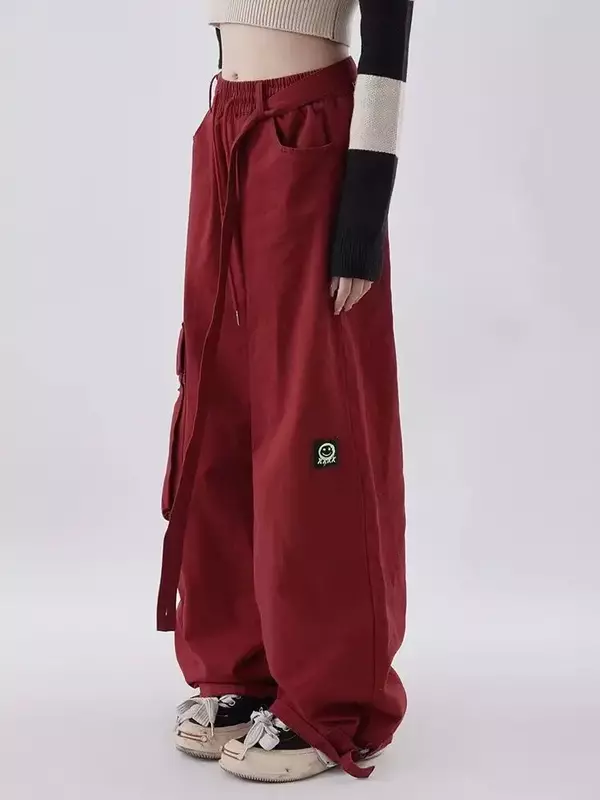 กางเกงคาร์โก้สีแดงแนวสตรีทของนักเรียนกางเกงสเวตเตอร์แบบอเมริกันทรงหลวมเอวสูงกางเกงผู้หญิง Y2K กางเกงขาม้าเอวสูง