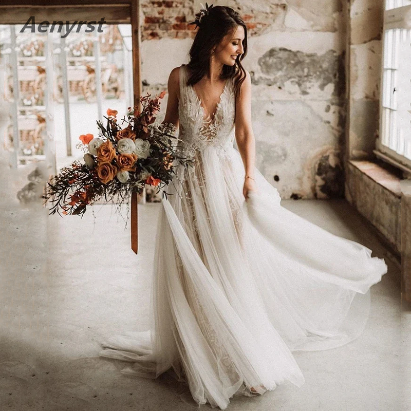 Платье свадебное с V-образным вырезом, открытой спиной и шлейфом