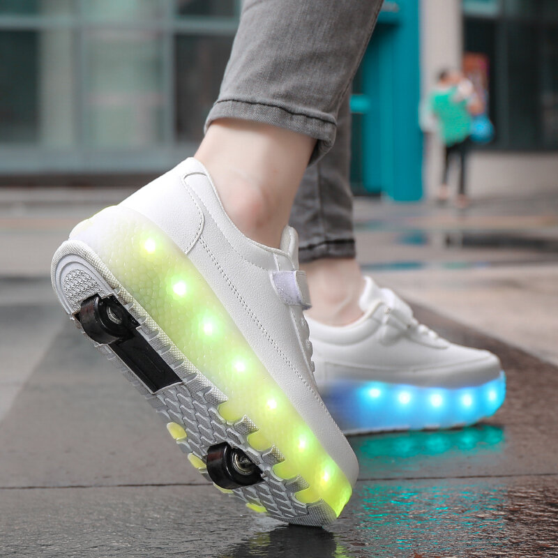 Sepatu roda anak laki-laki perempuan, sneaker bercahaya LED pengisian daya USB untuk anak lelaki dan perempuan