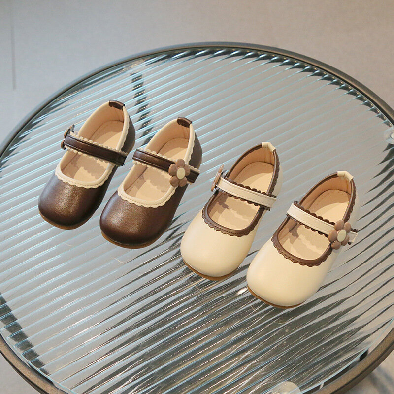 Sepatu kulit putri anak perempuan, sneaker bunga manis sol lembut bernafas kasual musim semi dan panas 2024