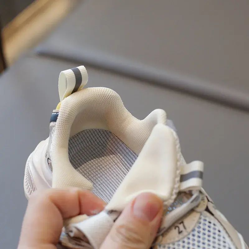 Sepatu lari anak laki-laki dan perempuan, sneaker kasual jala bernafas, tahan aus 2024 untuk bocah cowok