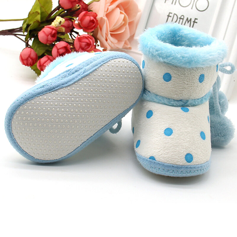 Botines acolchados de algodón para bebé, zapatos suaves antideslizantes con cordones para niñas de 0 a 18 meses, suministros infantiles de terciopelo para mantener el calor
