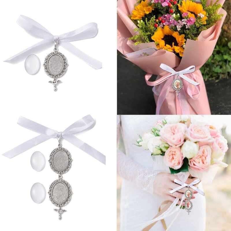 KIKI Erinnerungswürdiger herzförmiger Schlüsselanhänger mit Blumenstrauß und Fotorahmen Erinnerung an die Hochzeit