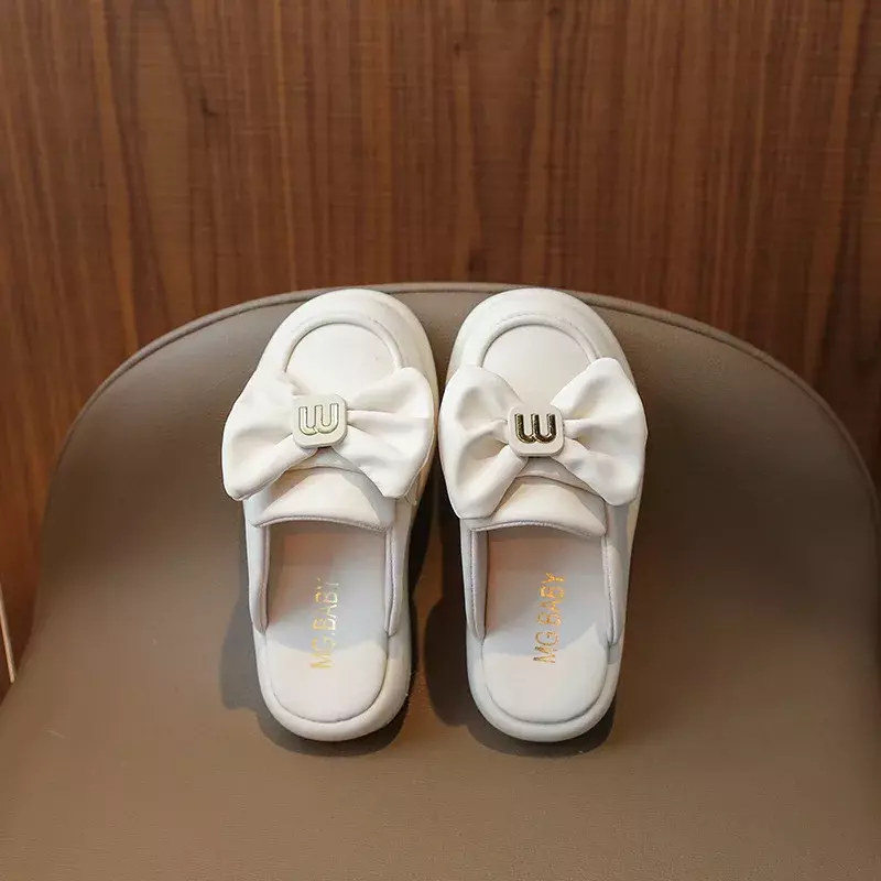 รองเท้าแตะเด็กผู้หญิงแบบผูกโบว์สไตล์เกาหลีนุ่มสบาย, รองเท้าใส่คู่กับชุดรองเท้าหนังแฟชั่นสำหรับใส่ในฤดูร้อน2024