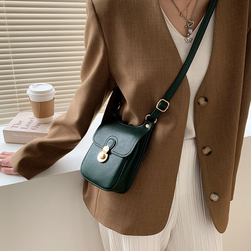 Retro Crossbody Bag 2023 New Women's Exquisite Buckle Design Small Square Bag Fashionable Lightweight Outgoing Mobile Bag Trend