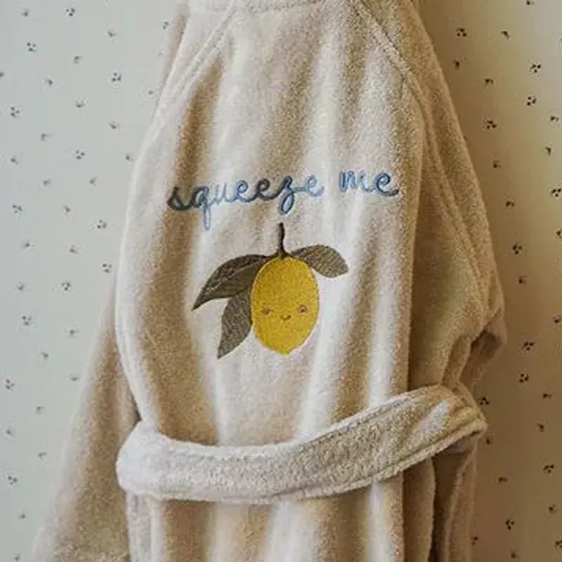 子供の純綿のフード付きバスタオル、赤ちゃんの男の子と女の子のフランネルバスローブ、子供のチェリーとレモンの刺embroidery、新しい、2024