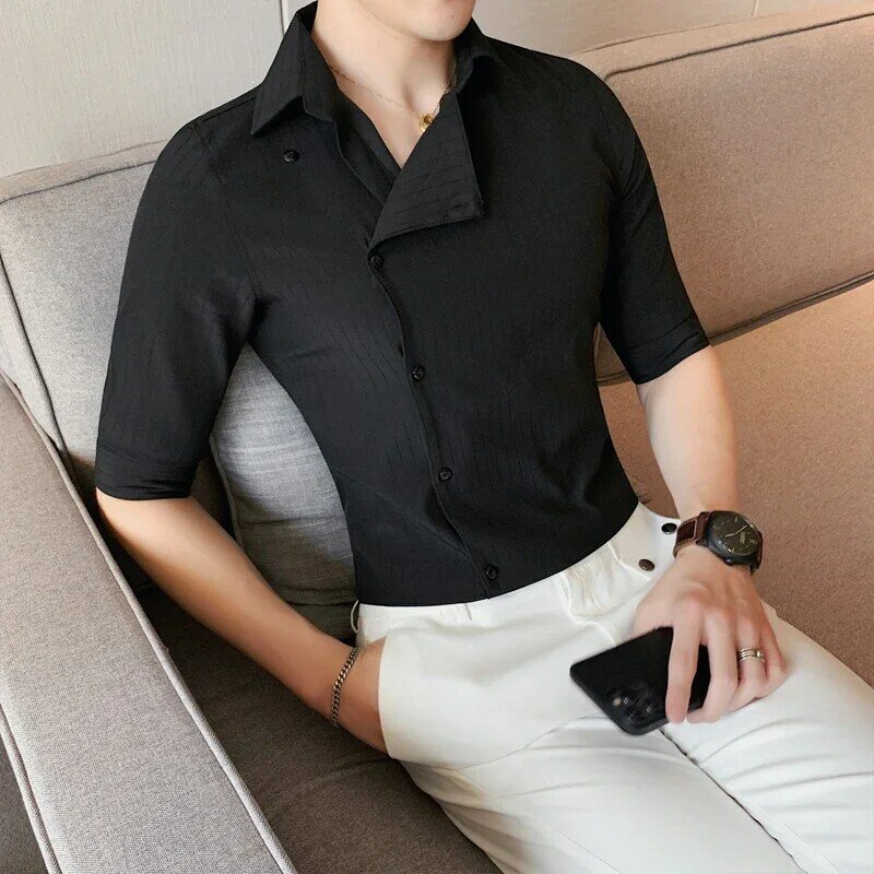 Camisas de manga media a rayas oscuras con solapa lateral de personalidad para hombres, camisas delgadas casuales sólidas coreanas de verano, camisa de manga de cinco cuartos, último diseño