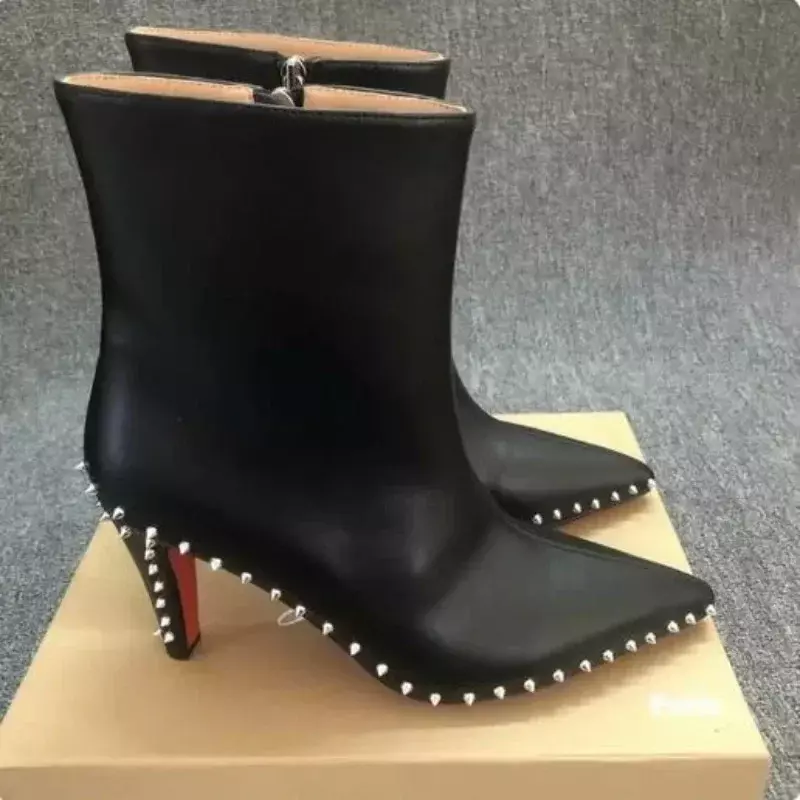 Женские ботинки с красной подошвой, ботильоны с острым носком и серебристыми заклепками, роскошная обувь на высоком каблуке, 2024