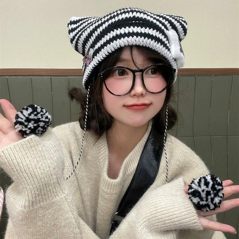 หมวกบีนนี่หูแมวสไตล์ญี่ปุ่นหมวกถักลายทางพร้อมจี้ลูกบอลผ้ากำมะหยี่สำหรับฤดูหนาวฤดูใบไม้ร่วง