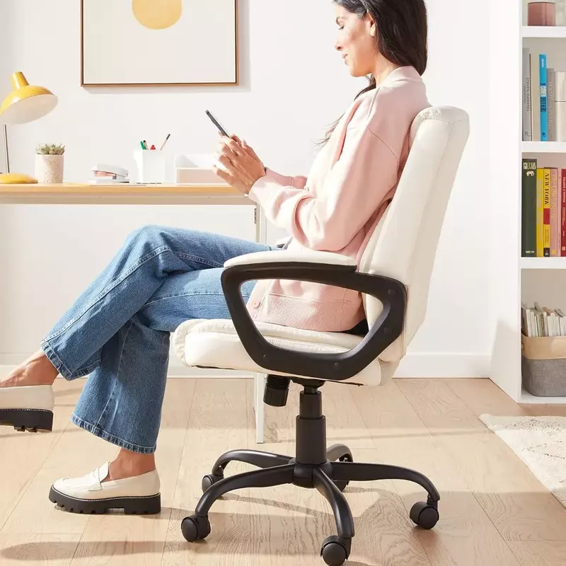 Silla de oficina acolchada de PU clásica con respaldo medio, sillas de escritorio de ordenador con reposabrazos, crema, 26 "D x 23,75" W x 42 "H