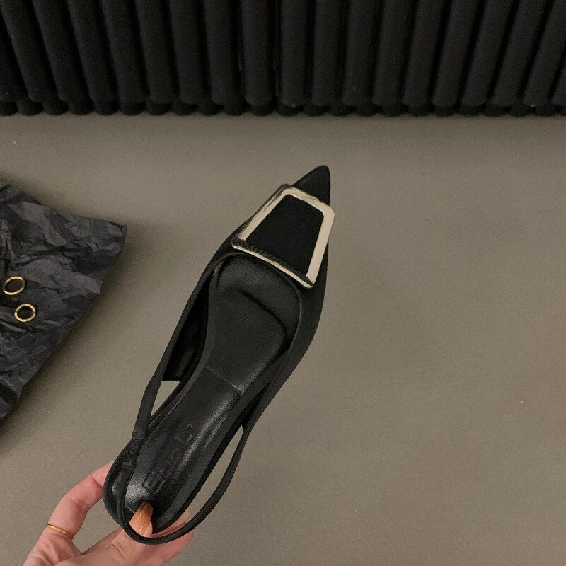Sandal wanita desain Musim Panas 2024 sepatu flat Slip On berlian imitasi Fashion wanita ujung runcing sandal Slingback elegan