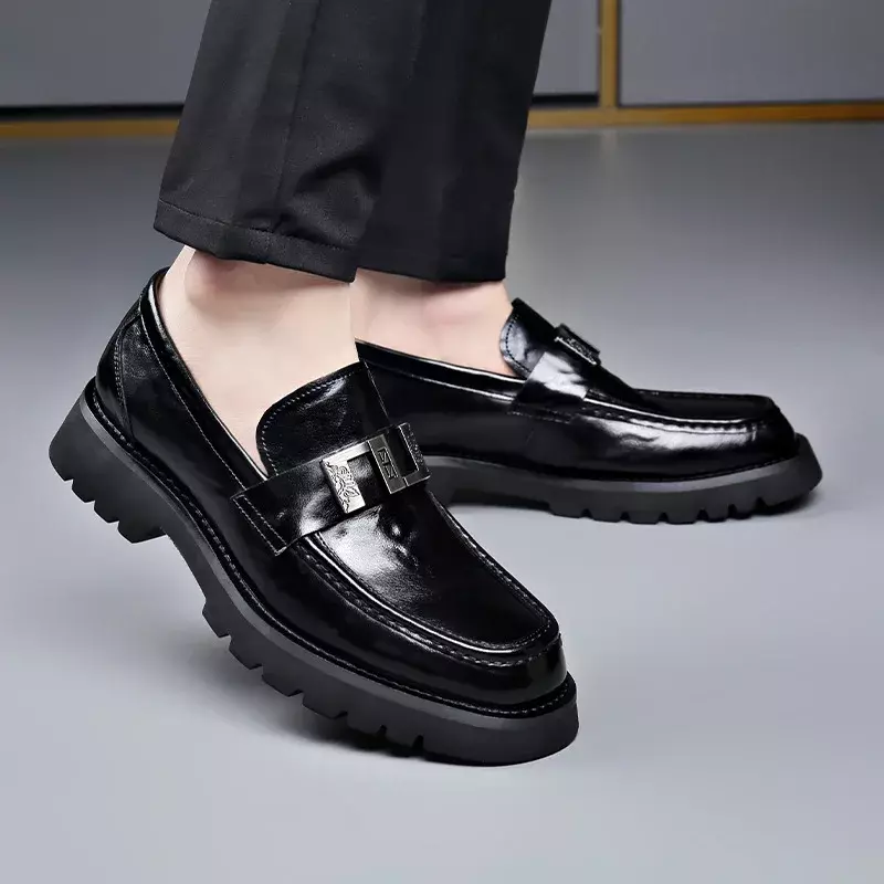 รองเท้าหนังส้นเตี้ยสำหรับผู้ชาย, รองเท้าแฟชั่นส้นหนารองเท้าโลฟเฟอร์ดีไซน์ใหม่ของตกแต่งโลหะแนวย้อนยุครองเท้าชุดเดรสลำลองของผู้ชาย