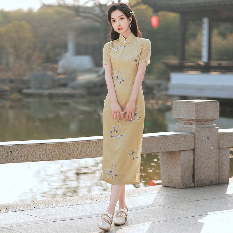 Qipao Panjang Gambar Cetak Floral Wanita Ramping Gaun Vintage Berpisah Lengan Pendek Satin Kuning Tradisional Tiongkok