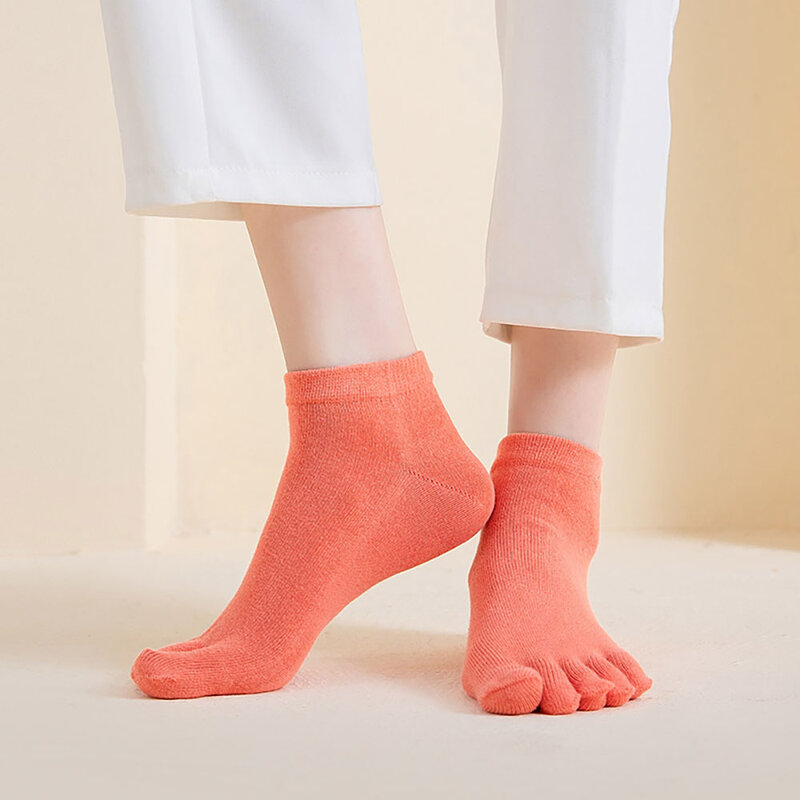 Kaus kaki lima jari pendek wanita musim panas musim semi kaus kaki pergelangan kaki warna permen kaus kaki katun bersirkulasi dengan peredam keringat 5 jari kaki