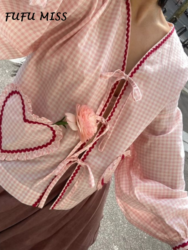 Camisa de amor feminina estampada listrada, laço elegante com renda para cima, camisa feminina oca com decote em v, patchwork feminino, moda primavera e verão, 2024