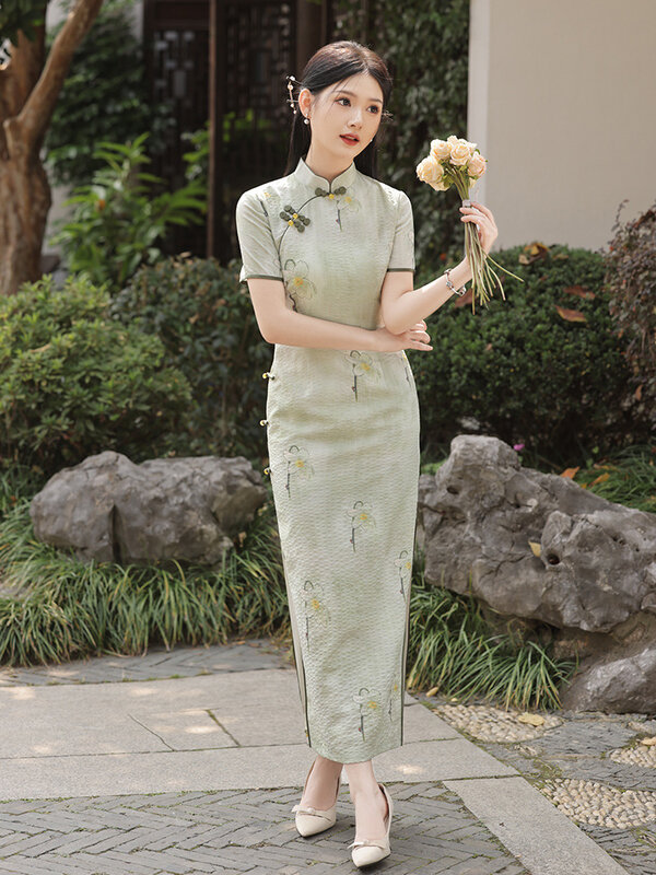 Neue verbesserte lange Cheong sam Qipao Mode Satin Frauen Blumen kleid schlanke Hochzeits feier Kostüm Vintage Sommerkleider