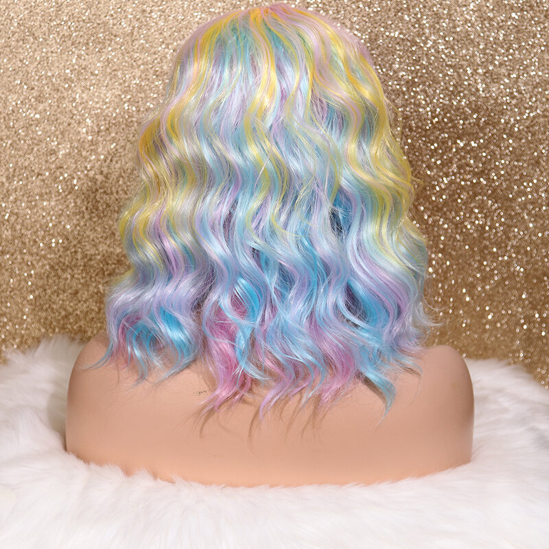 Tęczowy kolor peruka do Cosplay syntetyczne 13x3,5 koronkowa peruka na przód odporne na ciepło faliste pincolor krótkie Drag Queen peruki dla kobiet