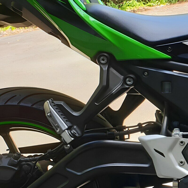 Reposapiés trasero para pasajero, soportes para Kawasaki Z650 Ninja 650, 2017-2023
