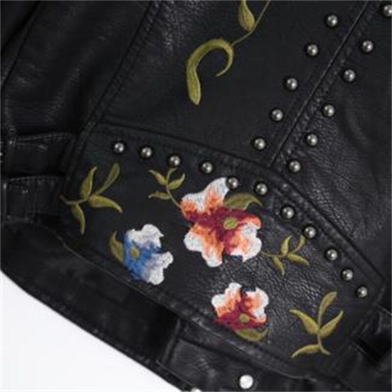 Cuero-女性用ショートバイクジャケット,PUレザー,花の刺floral,リベット,長袖,斜めジッパー,バイカー,冬用コート