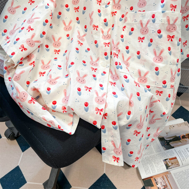 Koszulka z japońskim króliczkiem z nadrukiem kwiatowym damska słodka luźna krótka rękaw Top letnia moda 2024 w koreańskim stylu szykowny guzik królik bluzka
