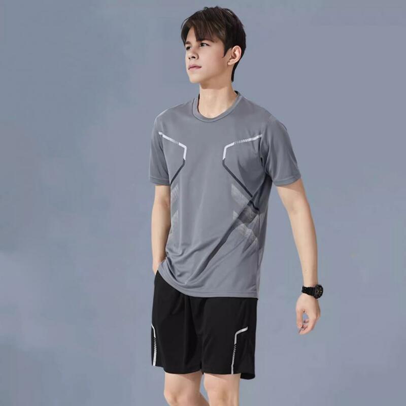 Conjunto de roupas esportivas confortável casual masculino, camiseta com o pescoço, shorts de perna larga, estampa listrada, roupa de futebol rápida