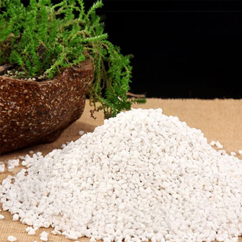 120g (1,8 l) werden zum Pflanzen im porösen Boden der Garten-Bonsai-Baumschule verwendet. Permeabler Vermiculit-Matrix-Perlit